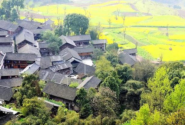 石阡楼上古寨位于贵州省铜仁市石阡县境内,楼上,古称"寨纪".