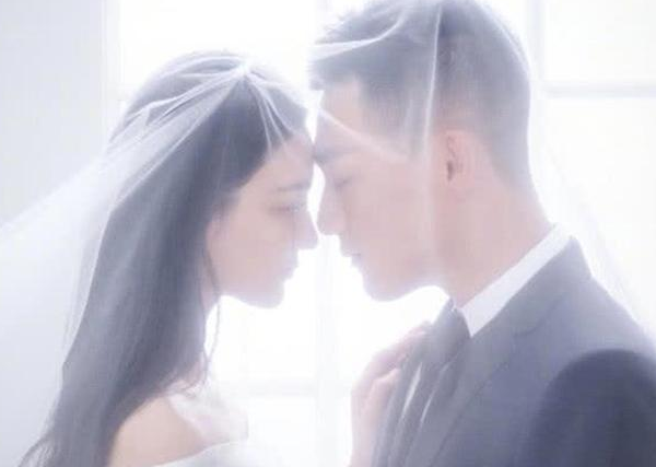 张馨予何捷近照曝光,一起逛家具店打算定居广