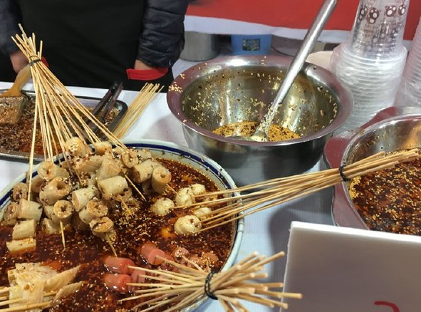 80后女子摆摊卖这"特色串串小吃"20块钱一大把,一天能