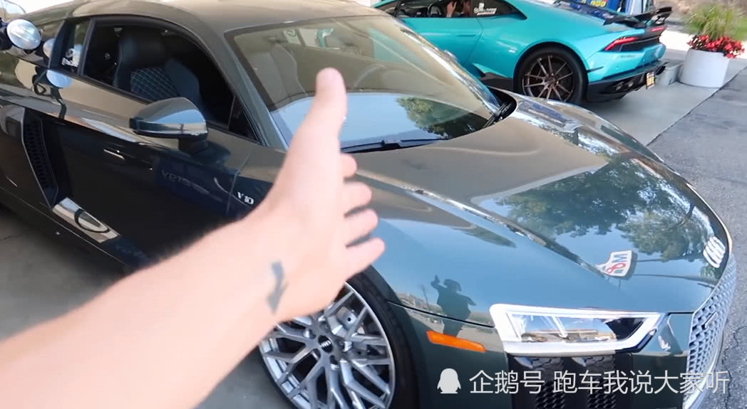 小伙晒朋友的跑车,网友看后:方向盘暴露了你的车!