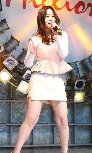 街拍: 跳舞蹈的美女搭配短裙, 你喜欢这样的身材吗?