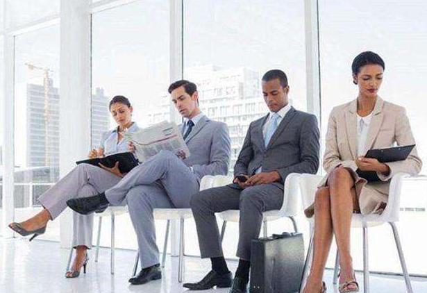 女面试官:我洗澡进来一男人，我该遮哪里?三人回答，小伙被录取