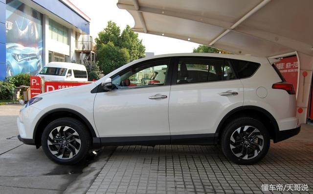 2018款丰田-RAV4荣放全面升级，造型更前卫，售价17.98-26.98万