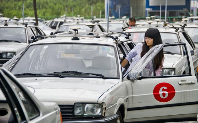 女子驾考15年没考过,路考科目三满分攻略,还没