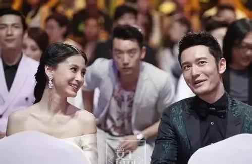 跟黄晓明单膝跪地的小网红女孩是谁?父母是谁?照片曝光