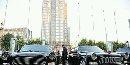 一排红旗L5停在酒店门口，奥迪A8车主看到了，却不敢停过来！