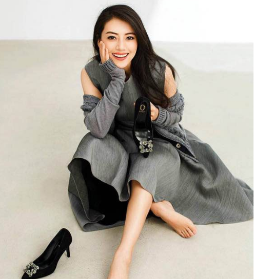 5位女明星的美足,杨超越被夸可爱,赵丽颖的脚