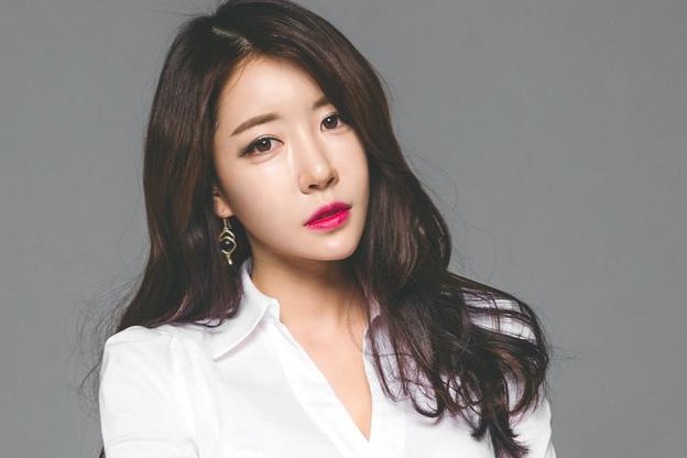 优雅高贵的气质美女,精致OL套裙显职场女神范