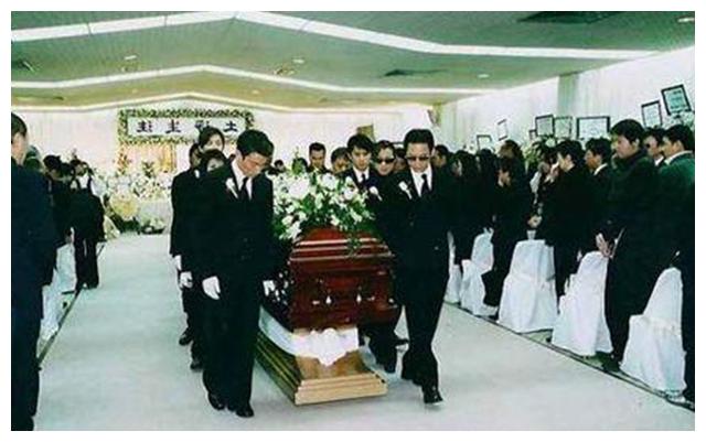 著名女明星去世年仅40岁,死因令人意外,刘德华为她抬棺!