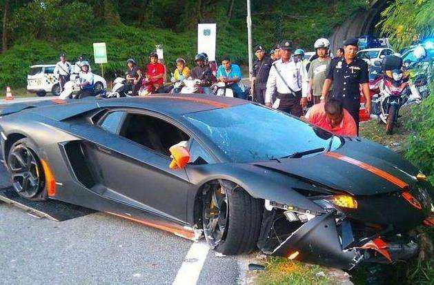 16岁富二代偷开老爸的兰博基尼带小女友兜风, 结果就尴尬了