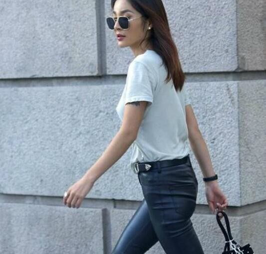 路人街拍,美女没穿内衣出街,一身皮衣皮裤,圆润