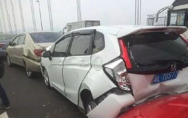 飞度被法拉利女司机追尾，这个结局我也想被追尾