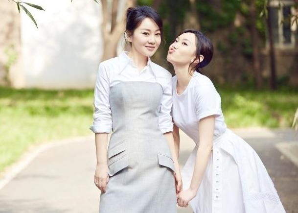 47岁闫妮晒和女儿合影像姐妹,她是娱乐圈最逆