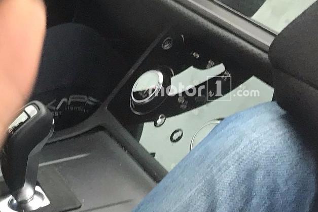 全新路虎揽胜极光内饰谍照曝光 或10月亮相