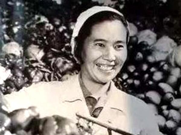 40岁已是副国级干部, 60岁倒当了清洁工, 她为