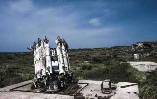 废弃的岸防火箭深弹发射装置废弃的苏联空军基地内的苏-24战斗轰炸机