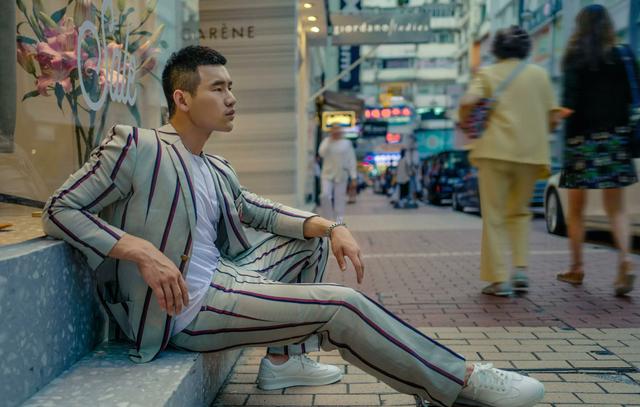 嘎子哥谢孟伟一改肌肉型男风格，晒帅气时装照，并称照片中人很帅
