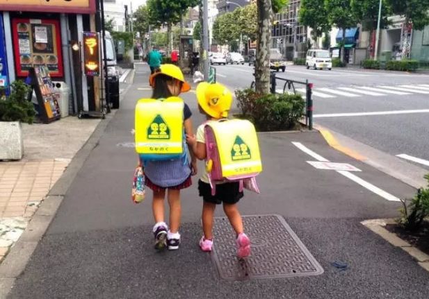 日本小学生不小,都是自己接送,学生家长回家,放学从不指弹图片