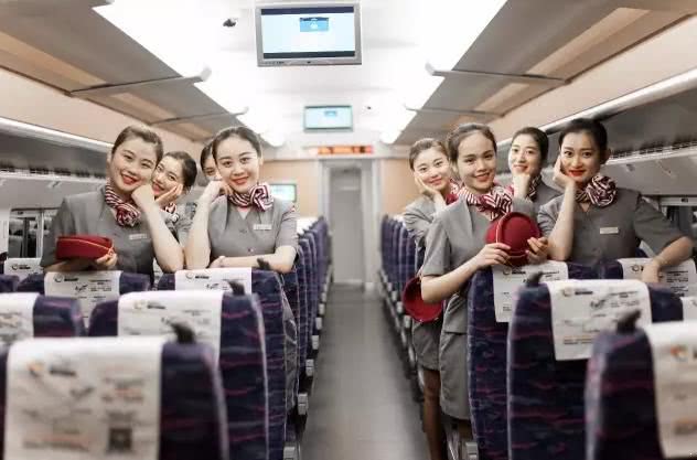 为什么高铁女乘务员都要穿着丝袜上班，你知道其中的原因吗？