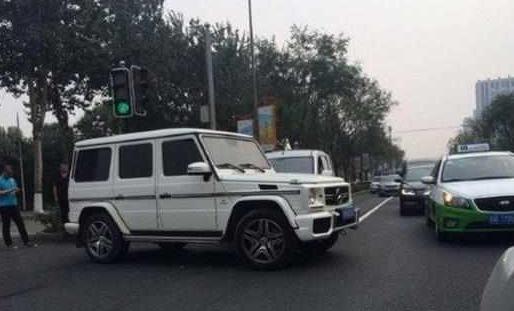 五菱宏光与奔驰相撞，车祸现场印证了真理！