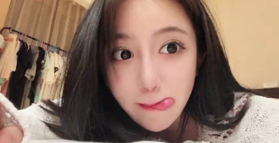 斗鱼主播呆妹,微博晒自拍,吐舌头迷死人!