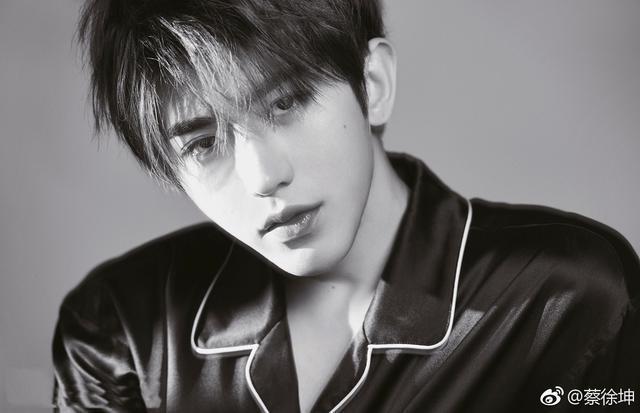 重磅福利:蔡徐坤的3岁8岁14岁18岁照片,怎么能这么帅!