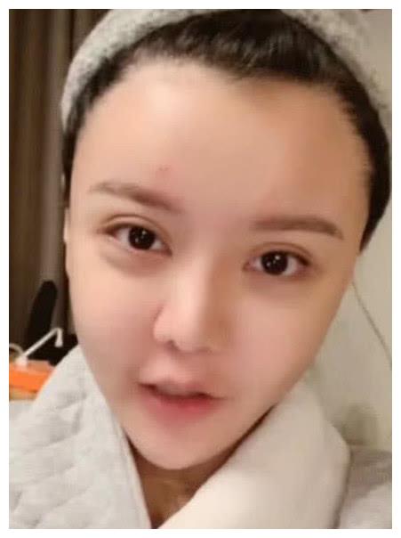 韩安冉素颜开直播,满脸都是整容的痕迹,网友:整