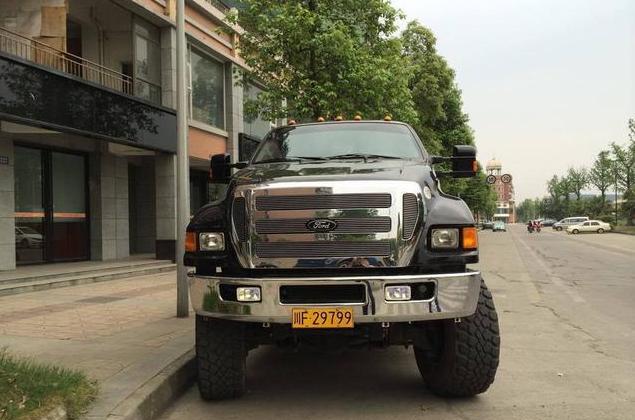 一层楼高的皮卡车，买它还送2辆霸道，给轮胎充气却让人头疼！