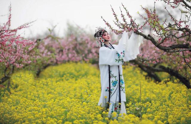 夸美女漂亮时,就用这首词吧!给人风流才子的印