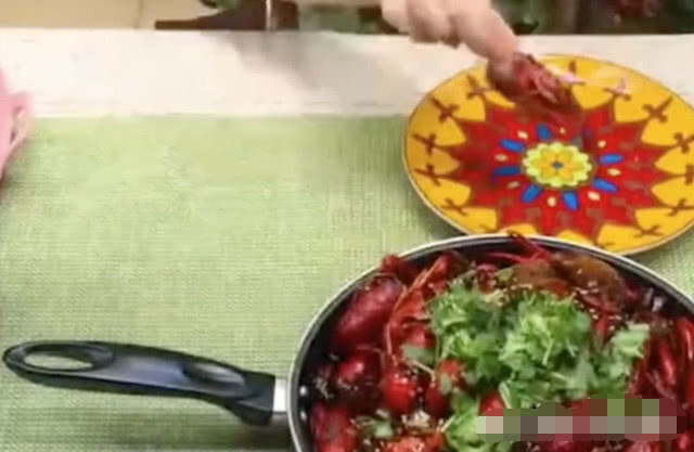 小龙虾头部黄色的物质到底是什么?网友:可能是