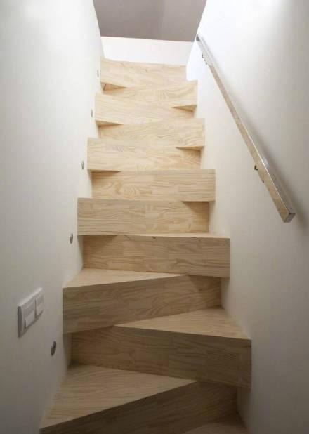 今天看到这几个节省空间的楼梯,脑子里就冒出一个问题,这怕是仇家设计