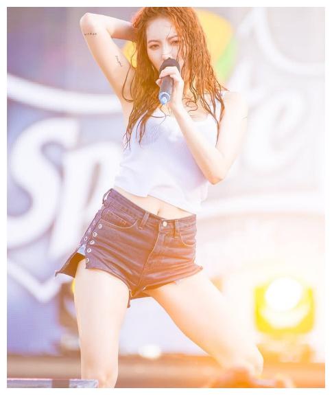 金泫雅雨中跳舞露马甲线,网友惊呼:不愧韩国腰