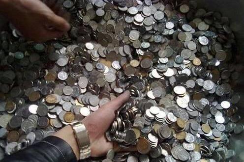 夫妻离婚分财产,将几年的存钱罐割开,倒出的硬