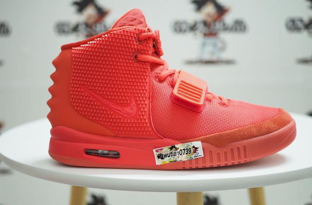 王思聪战队IG夺得LOL S8冠军,成员上脚的鞋子