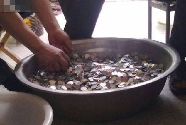 夫妻离婚分财产,将几年的存钱罐割开,倒出的硬