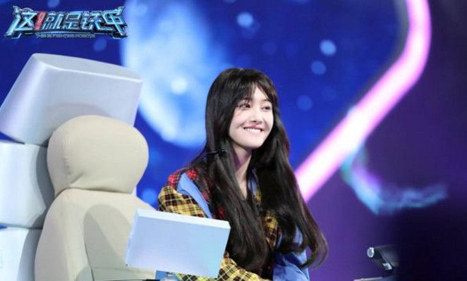 两人同演《微微一笑》,郑爽是混成一线小花,而