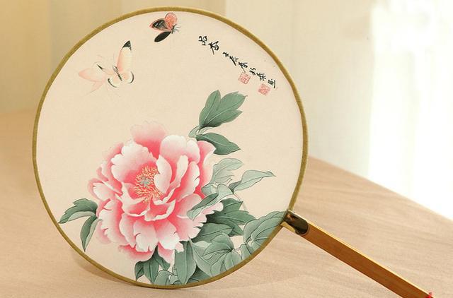 古风花卉团扇欣赏--歌尽桃花扇底风