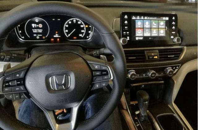 首提十代雅阁,后排空间能打滚,综合油耗仅6L