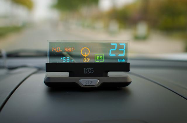 车载黑科技解放低头族，欧果HUD智能行车安全助手体验