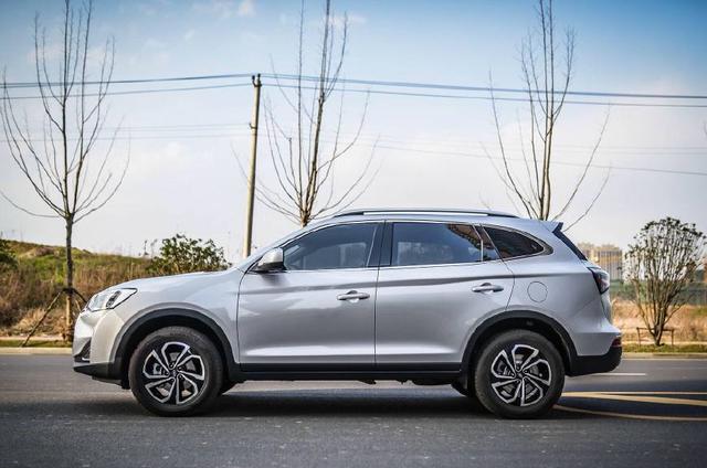 1.5T动力不输本田，奔驰内饰仅售10万，月销却不到百台！