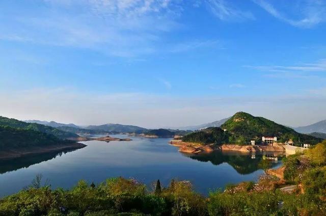 香山湖距新县县城约6公里 ,景区以香山湖为中心,面积达55.5平方公里.