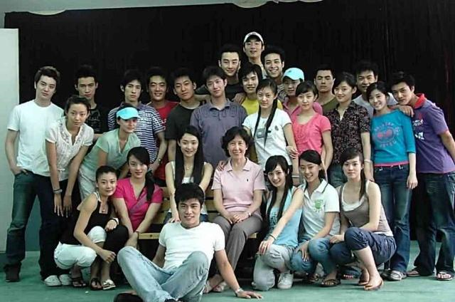 杨幂旧照太美了,带牙套都好看,网友嫩牛五方还