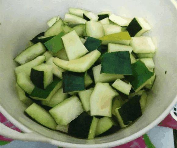 西红柿当花肥?给花吃点,枝条蹭蹭长不停!