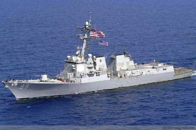 一艘美国货轮在海上航行,伊朗海军舰艇开火警