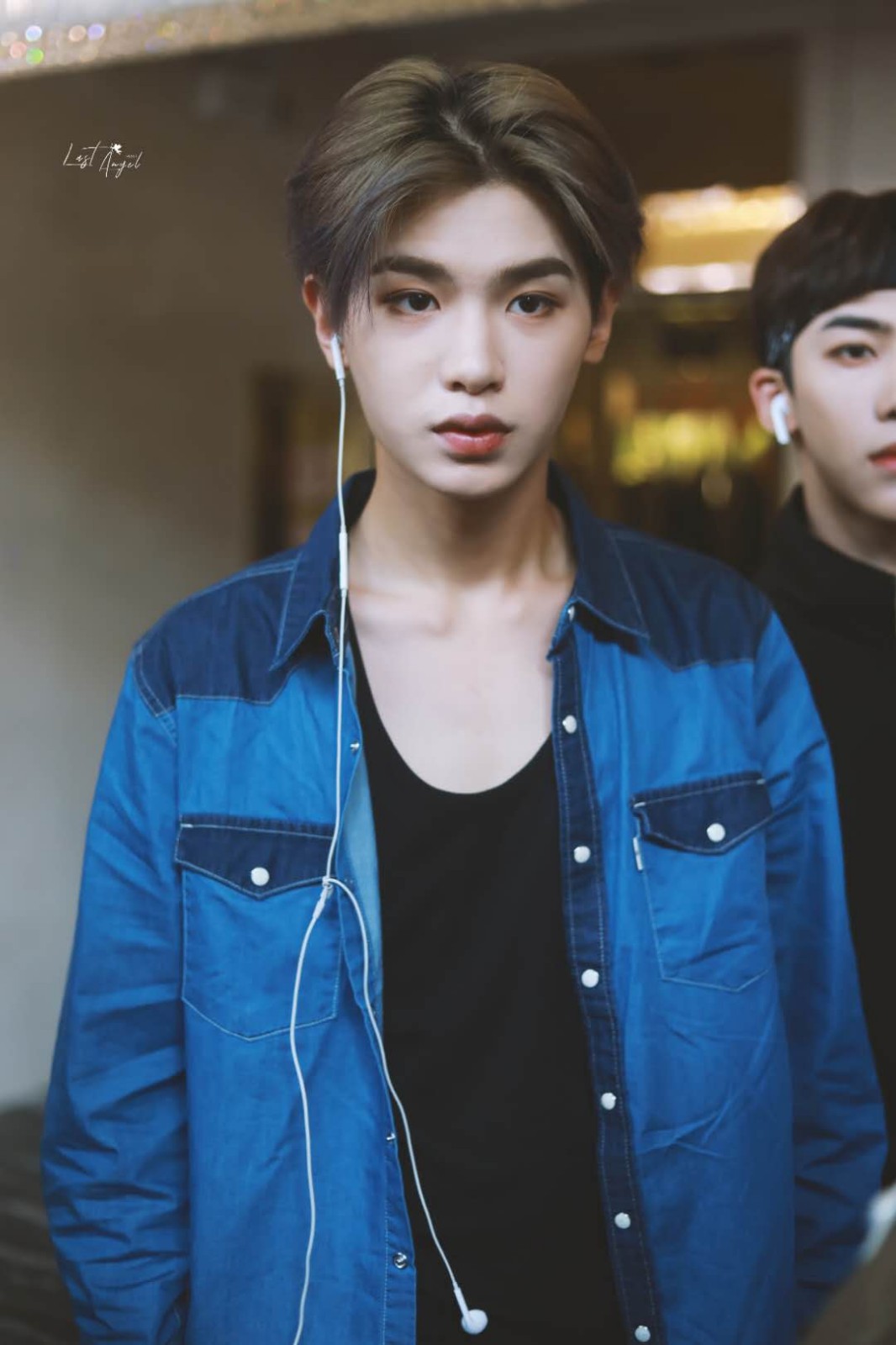 黄明昊《勇敢的世界》打卡上班,蓝色牛仔装衬托出清新