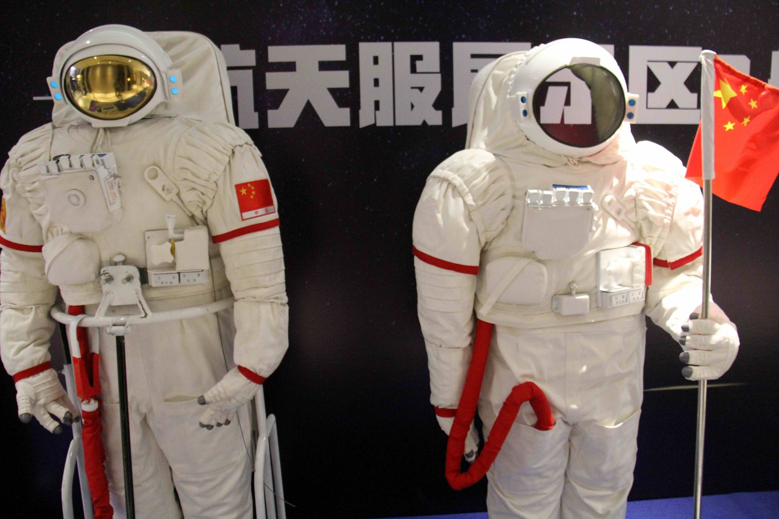 第一次见中国宇航员舱外航天服，重120公斤一件造价3000万元|航天服|飞天|宇航员_新浪新闻