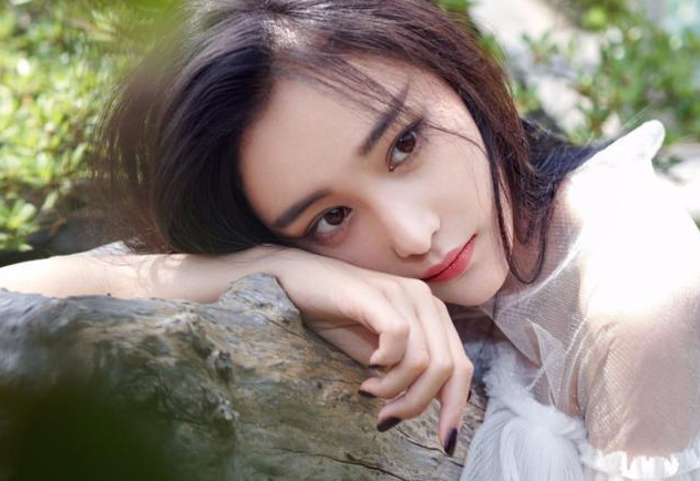 张馨予何捷近照曝光,一起逛家具店打算定居广