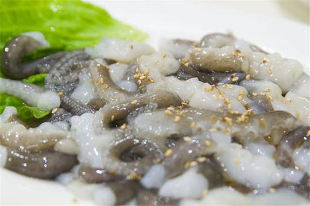 在韩国,日本非常著名的生吃活章鱼,老虎还在放在蠕动口中,感受它的读《跳章鱼的火圈》后感图片
