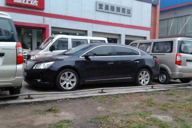 别克君越乱停车，一车占用2个车位，结果被人用3辆面包车堵了！