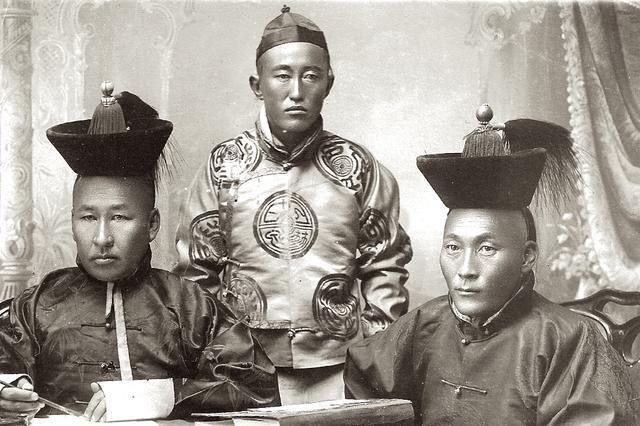 清末蒙古贵族老照片,衣着华丽,头饰霸气,最后三